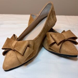 Chic Suede Bow Loafers in Tan